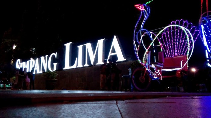 Gubernur Ganjar Kritik Penataan Reklame di Kawasan Simpang Lima Semarang