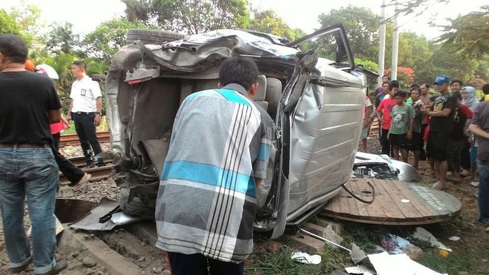 Polisi: Sebelum Tabrak KRL, Avanza Sudah Diperingatkan tapi Tetap Melaju