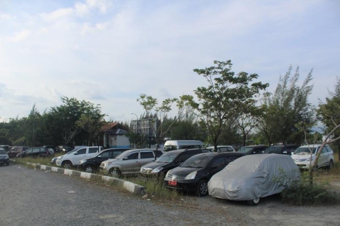 Mobil parkir di Pelabuhan Ulee Lheue