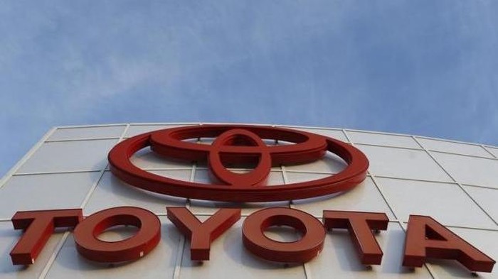 Logo Toyota terlihat di diler AutoNation Toyota di California