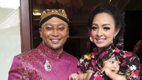 Presenter dan dokter cantik, Reisa Kartikasari dinikahi oleh Pangeran Surakarta, Tedjodiningrat Brotoasmoro pada 2012. Mereka sangat bahagia dan dikenal sebagai keluarga harmonis sampai kini. Foto: Dicky Ardian
