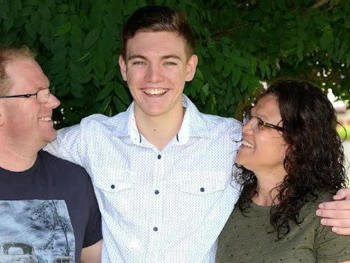 Kisah Ben Oakley, Harus Minum Minyak Ganja demi Atasi Sakit Langkanya