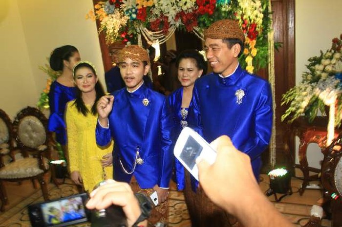 Raut Bahagia Jokowi dan Keluarga di Acara Mitoni untuk Calon Cucu