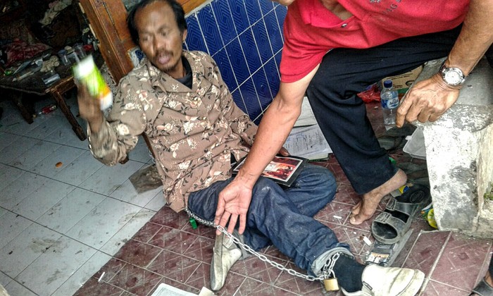 Meresahkan, Roni di Sukabumi Dirantai Warga