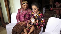 Acara ini digelar di kediaman pasangan itu di Cempaka Putih Tengah, Jakarta Pusat, Sabtu (26/12/2015).