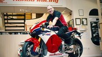 Bagi Brown, merek Honda bukan merek baru baginya. Dia adalah pemilik diler motor Honda di Manchester dan merupakan seorang kolektor motor Honda. RC213V-S akan menemani koleksi Brown lainnya seperti RC30, VTR1000 SP1 and SP2, CBR900RR Fireblade dan VF1000F. RC213V-S mulai dijual pada 13 Juli 2015 dengan harga mencapai Rp 3 miliar. Saat ini pemesanan pertama sudah ditutup, namun Honda memberikan kesempatan bagi mereka untuk masuk dalam daftar tunggu atau waiting list sampai akhir Desember ini. Foto: Honda