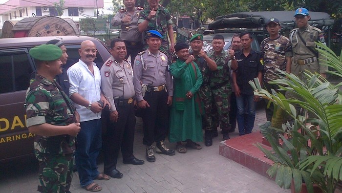 Saat Prajurit TNI Bersama Ormas Bantu Kenyamanan Ibadah Natal