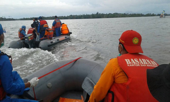 Dihadang Ombak Tinggi, Tim SAR Pinjam Perahu Nelayan Cari Penumpang KM Marina