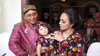 Reisa dan suami tampak serasi mengenakan pakaian tradisional Jawa bernuansa serba ungu.