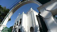 Di Menteng, ada masjid yang dulunya bekas gedung zaman Belanda. Inilah Masjid Cut Meutia, dahulu disebut De Bouwploeg. Ini adalah nama sebuah badan perusahaan Belanda yang dibangun tahun 187 (Ari Saputra/detikcom)
