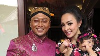 Pose Reisa Katika dan suami, Tedjodiningrat Broto Asmoro serta buah hati mereka, RR Rahmania Putri Brotoasmoro.