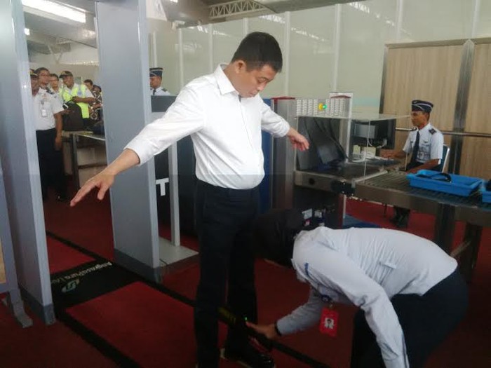 Ketika Menhub Jonan Direpotkan Metal Detector di Bandara Juanda