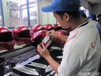 Proses pembuatan/pengujian Helm berstandar SNI
