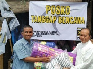 DPR Reses, HNW Beri Bantuan ke Warga Korban Kebakaran di Bukit Duri
