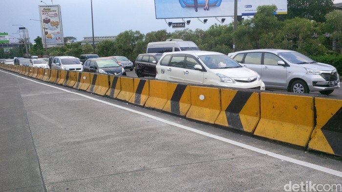 Pelancong Mulai Tinggalkan Bandung, Gerbang Tol Pasteur Padat