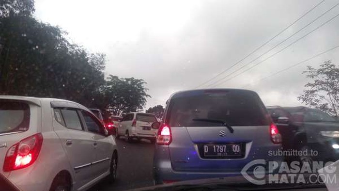 Tasik Arah Garut Macet, Banyak Mobil yang Mogok di Tanjakan