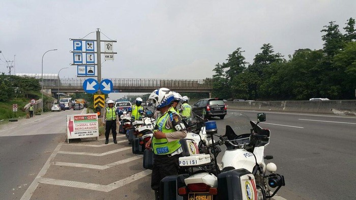 Tak Ingin Arus Balik Macet Parah, Polisi Siaga di Pinggir Tol Sejak Pagi