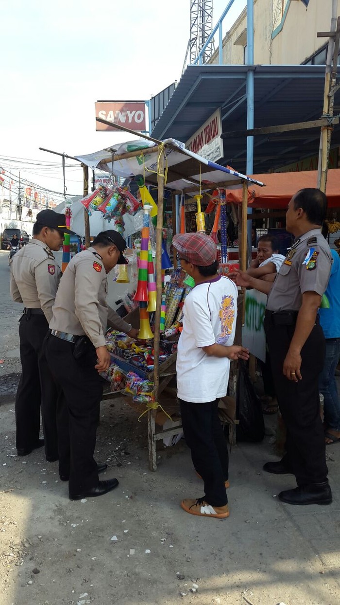 Polisi Razia Pedagang Petasan dan Kembang Api di Pasar Malabar Tangerang