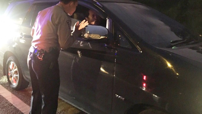 Bikin Macet, Sopir yang Tidur di Bahu Jalan Tol Cikampek Dibangunkan Polisi