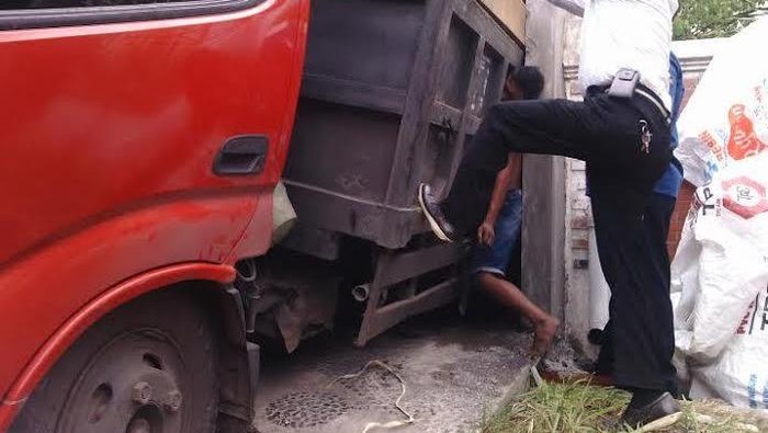Truk Muat Pasir Ambles, Sopir Tewas Tergencet