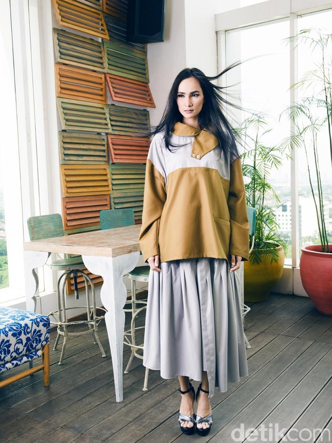 Tunik & Kulot: Rama Dauhan. Fotografer: Denny Tjan. Make-up & Hairdo: Febby Indah (Instagram: febbyindah). Stylist: Hestianingsih. Lokasi: Karumba! Rooftop Rum Bar, Mercure Jakarta Simatupang Jln. RA KARTINI NO. 18, Lebak Bulus, JAKARTA 12440. P. 6221 75 999 777. Model: Ilmira Usmanova