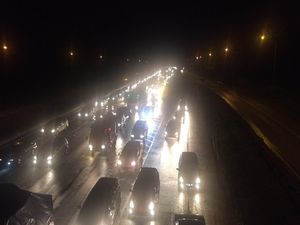 Tol Cikampek Macet Hingga Cikarang Utama, Kecepatan Mobil 30 Km/Jam