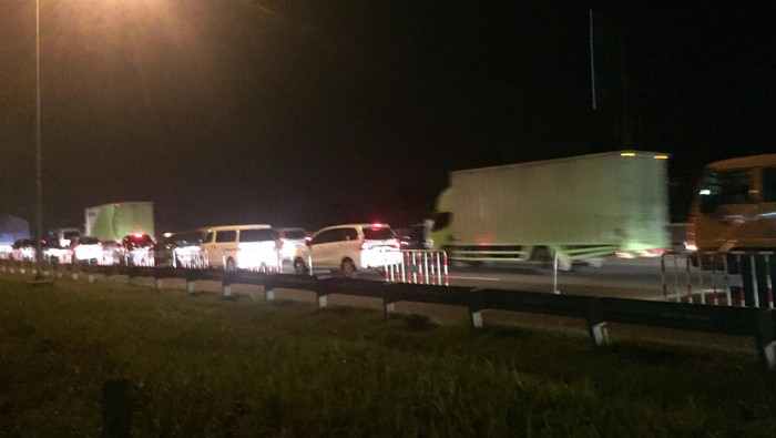 Truk Tronton Patah Baut Roda di Km 56, Tol Cikampek Arah Jakarta Macet Panjang
