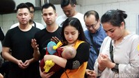 Raffi Ahmad, Rita dan Nagita yang sedang menggendong Rafatar ketika berdoa di acara pembukaan cafe MamaRitz milik ibunda Nagita alias Gigi.