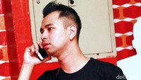 Raffi Ahmad sibuk menelepon. Pool/Gus Mun/detikFoto.
