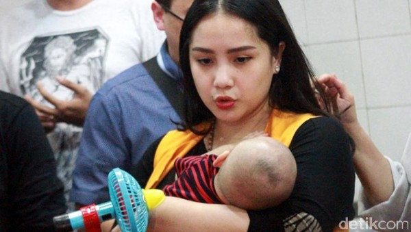Digendong Nagita, Rafathar Nyenyak Banget Tidurnya