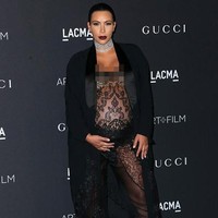 Bintang realiti Keeping Up with the Kardashians meminta kalung Lorraine Schwartz sebagai hadiah melahirkan putri pertama mereka, North West. Kanye mengabulkan permintaan Kim dengan kalung choker seharga US$ 1 juta atau Rp 15 miliar. Foto: dok. getty image