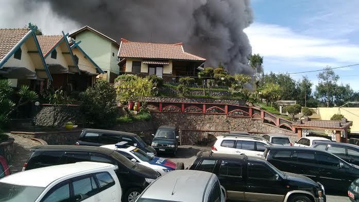 Warga Rajin Bersihkan Rumah Selama Diterjang Abu Vulkanik Bromo