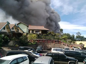 Warga Rajin Bersihkan Rumah Selama Diterjang Abu Vulkanik Bromo