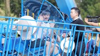 Ekspresi kocak Sungjae sebelum naik wahana bernama Tsunami.