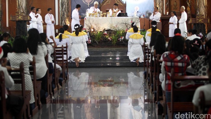 Ada yang unik di Natalan Gereja Paroki Santo Servatius Kampung Sawah, Bekasi. Mayoritas suku betawi yang ada disana menganut agama kristen Katolik yang hingga kini dalam perayaan hari besar mereka selalu memadukan budaya betawi kristiani, akulturasi Jawa Hindu dan Belanda. Seperti yang terlihat dalam visual detikFoto yang diambil pada perayaan Natal (25/12/2015) di gereja tersebut. (FOTO: Rachman Haryanto/detikcom)
