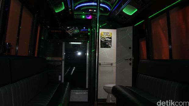 Bus ini dilengkapi dengan toilet di dalamnya