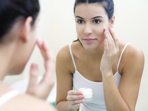 Tips Agar Tidak Mudah Jerawatan Walau Pakai Makeup Tiap Hari