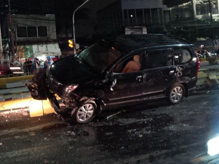 Tabrak Separator Busway, Avanza Terbalik di Warung Buncit Jaksel
