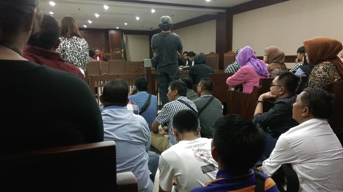 Ruangan Penuh, Pengunjung Lesehan di Sidang Pengadilan Tipikor