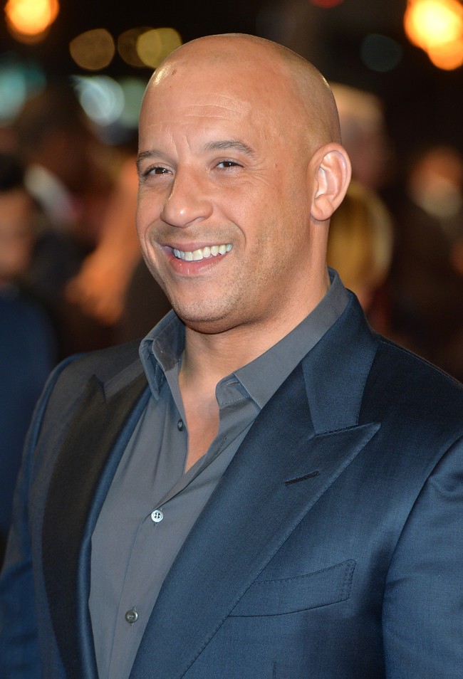 Vin Diesel sedang mengendara motornya di sekitar Hollywood saat dia melihat sebuah mobil kehilangan kendali dan terbalik. Bintang film Fast and Furious ini langsung turun dari motor untuk membantu penumpang anak-anak dan supirnya keluar dari mobil. Foto: Getty Images