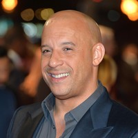 Vin Diesel sedang mengendara motornya di sekitar Hollywood saat dia melihat sebuah mobil kehilangan kendali dan terbalik. Bintang film Fast and Furious ini langsung turun dari motor untuk membantu penumpang anak-anak dan supirnya keluar dari mobil. Foto: Getty Images