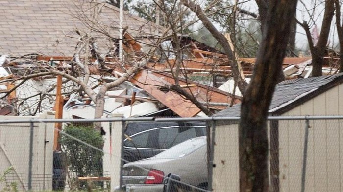 Damages are seen after night tornado in Garland, Texas on December 27, 2015. At least 11 people lost their lives as tornadoes tore through Texas, authorities said Sunday, as they searched home to home for possible more victims of the freak storms lashing the southern United States. The rare December twisters that flattened houses and caused chaos on highways raised the death toll from days of deadly weather across the South to at least 28. AFP PHOTO/LAURA BUCKMAN / AFP / LAURA BUCKMAN