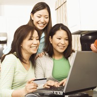 Sekarang sudah zamannya belanja online. Salah satu keuntungan dari berbelanja online adalah Anda bisa membandingkan harga. Agak merepotkan memang bila Anda harus bolak-balik berselancar di berbagai situs belanja. Namun demi harga yang lebih murah, tak ada salahnya Anda mencoba tips ini. (Foto: Thinkstock)