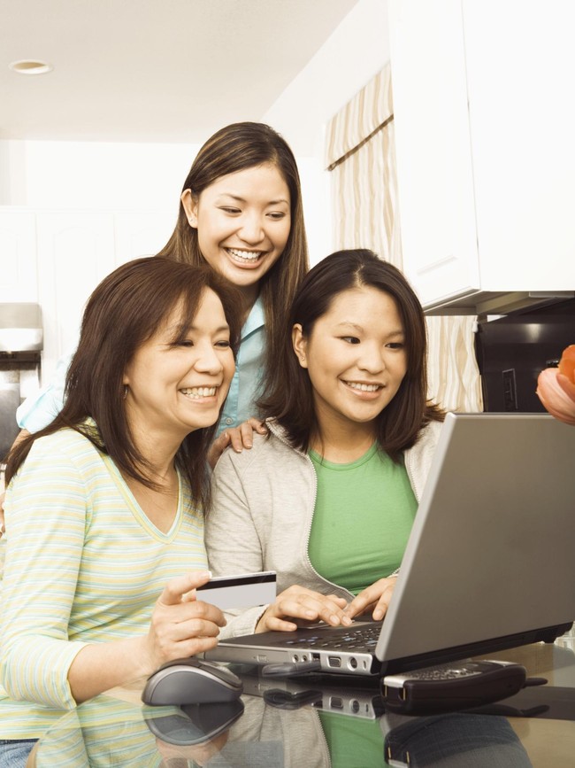 Sekarang sudah zamannya belanja online. Salah satu keuntungan dari berbelanja online adalah Anda bisa membandingkan harga. Agak merepotkan memang bila Anda harus bolak-balik berselancar di berbagai situs belanja. Namun demi harga yang lebih murah, tak ada salahnya Anda mencoba tips ini. (Foto: Thinkstock)