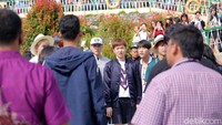 Fans (dan pengunjung Funland) dibebaskan untuk mengikuti ke mana saja mereka pergi.