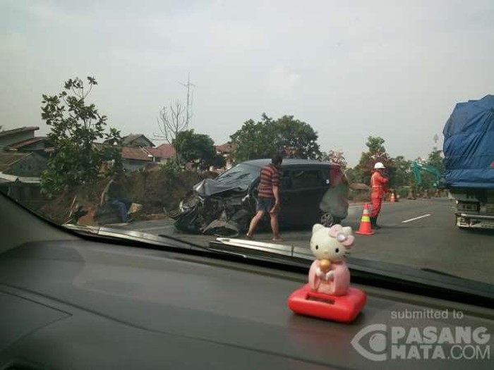 Avanza Pecah Ban di Tol Padaleunyi Arah Jakarta, Macet 2 Km