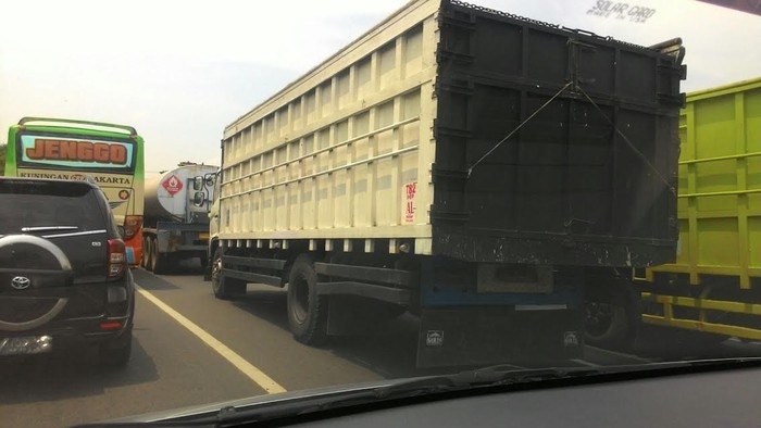 Jakarta Menuju Cikampek Macet Panjang, Kontainer Diduga Menjadi Penyebab