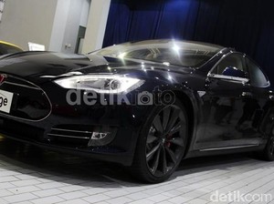 Saat Tesla Jadi Mobil Anti Peluru
