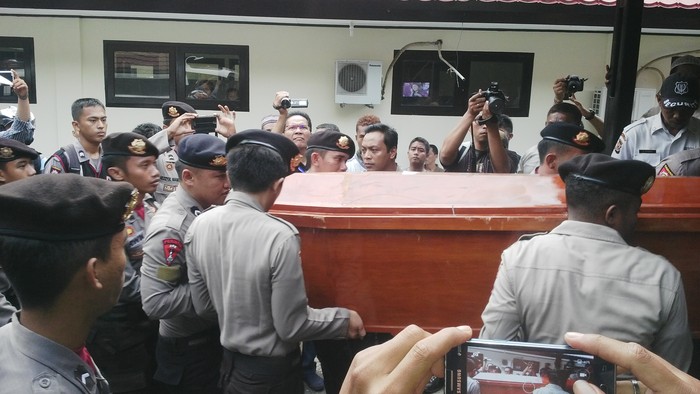 Jerit Tangis Keluarga Sambut Jenazah 3 Polisi Korban Penyerangan Polsek Sinak