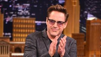 Robert Downey Jr membawa pulang logo A dari Menara Stark di film The Avengers. Foto: Getty